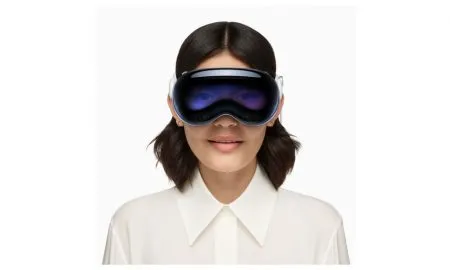 Apple WWDC24 Vision Pro Global Availability Hero 240610