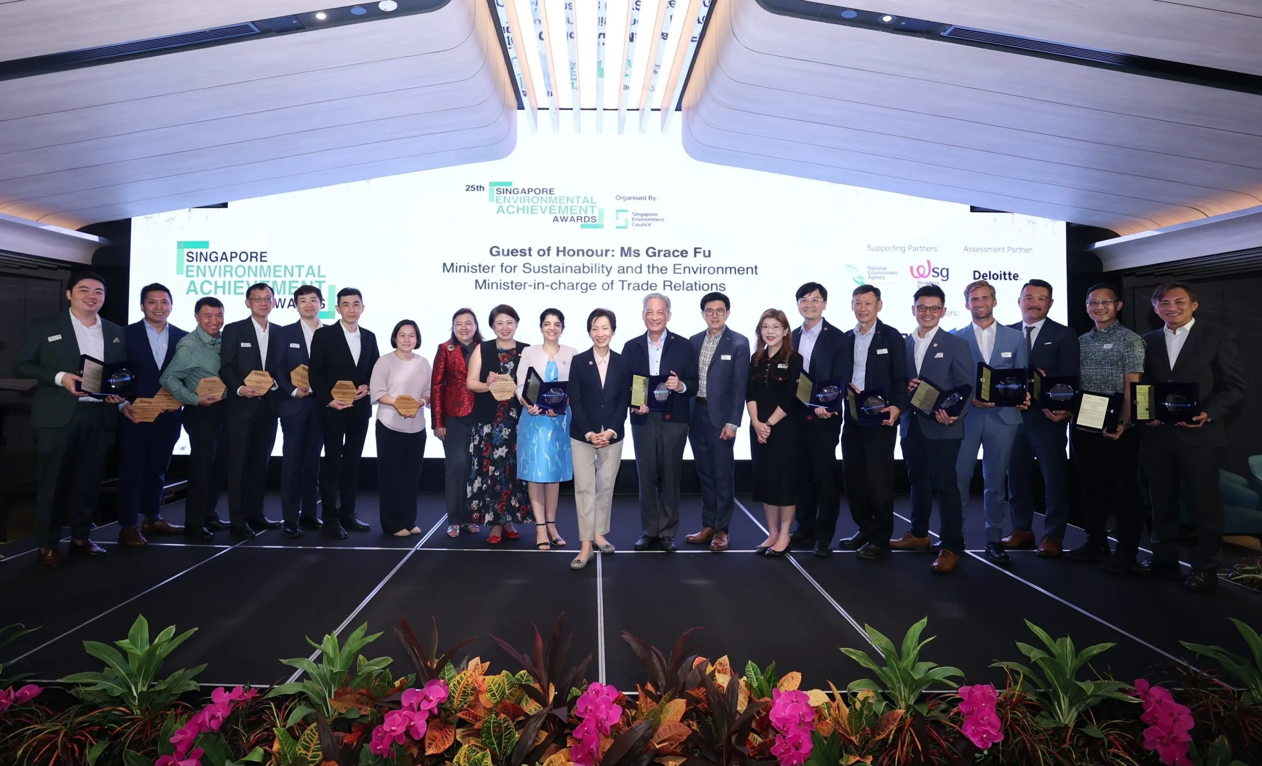 03-Award-Winners-Group-Photo-cro