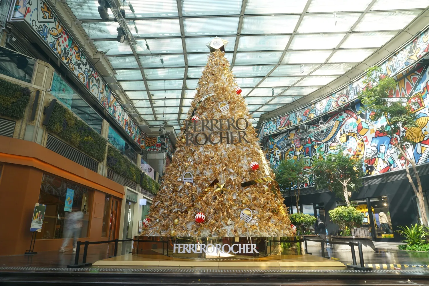 FerreroRochersGoldenChristmasGar