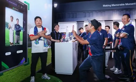 01Fans Take A Virtual Selfie Wit