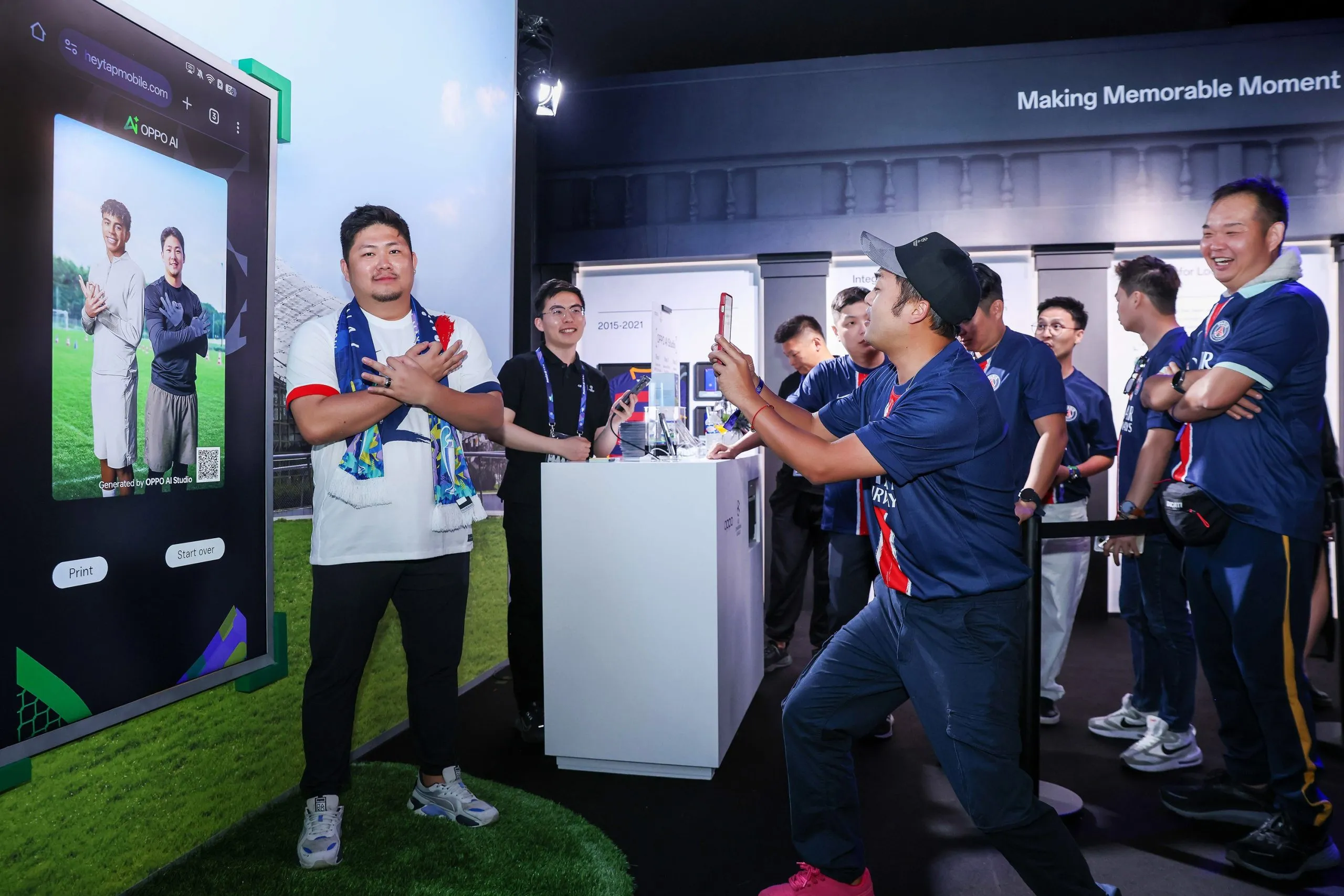 01Fans-take-a-virtual-selfie-wit